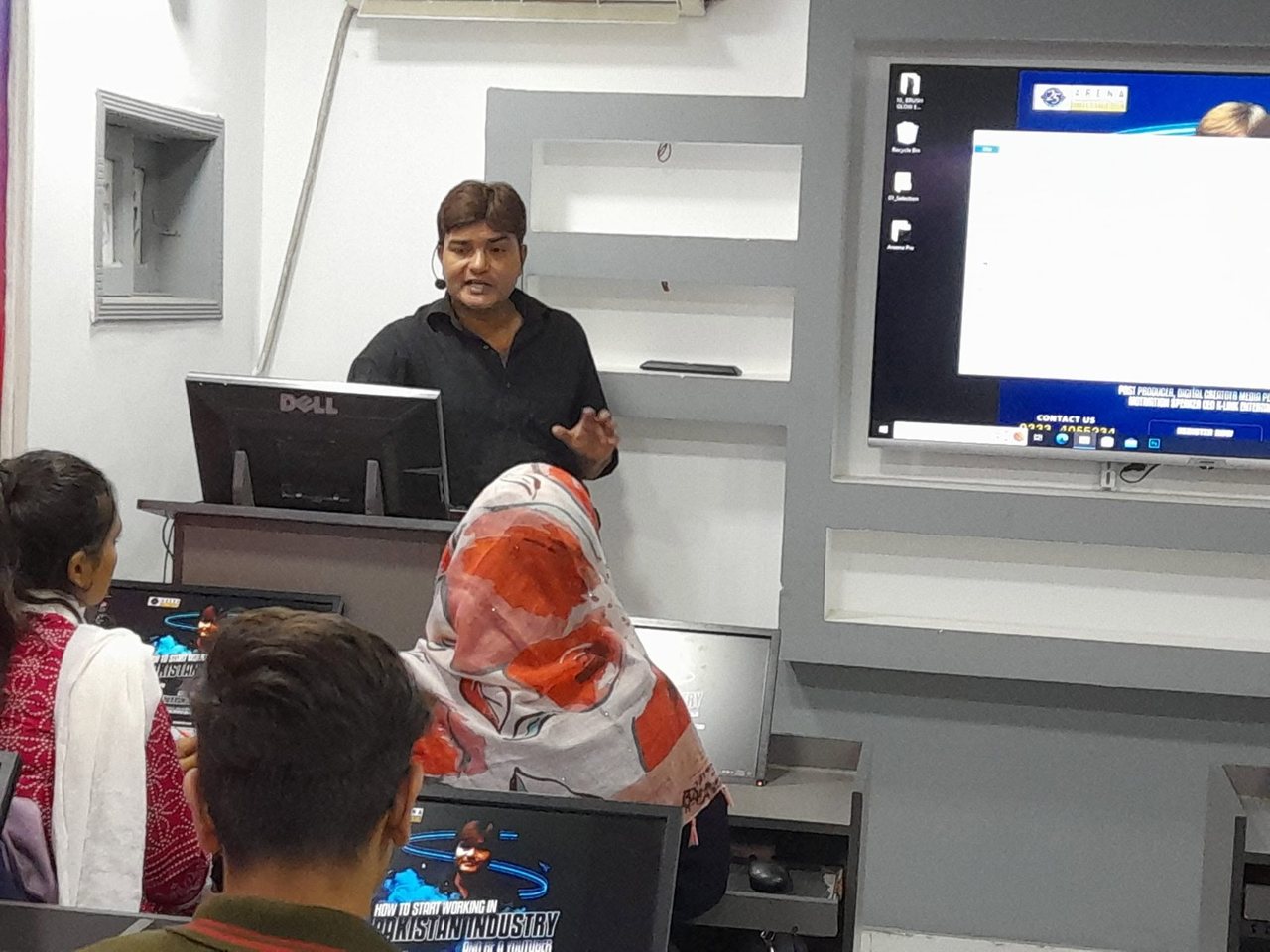A training session in a classroom, photo 1