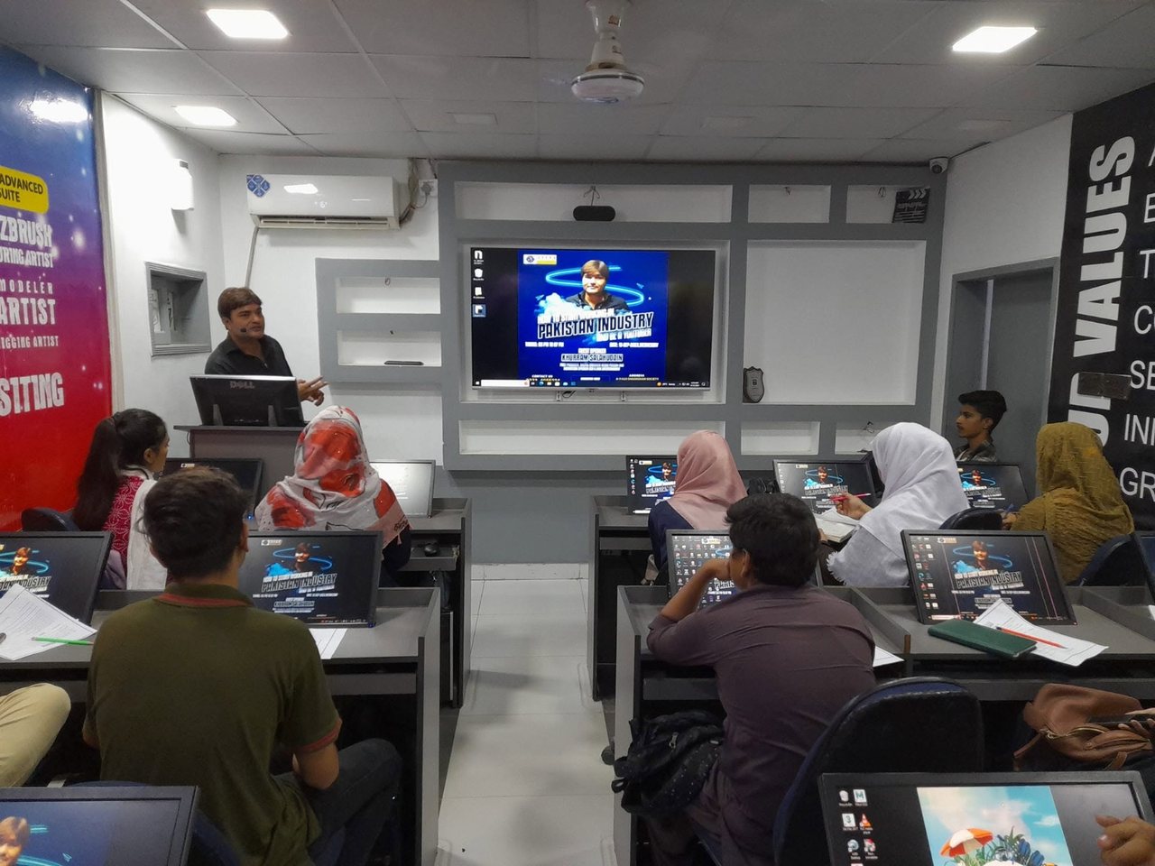 A training session in a classroom, photo 3